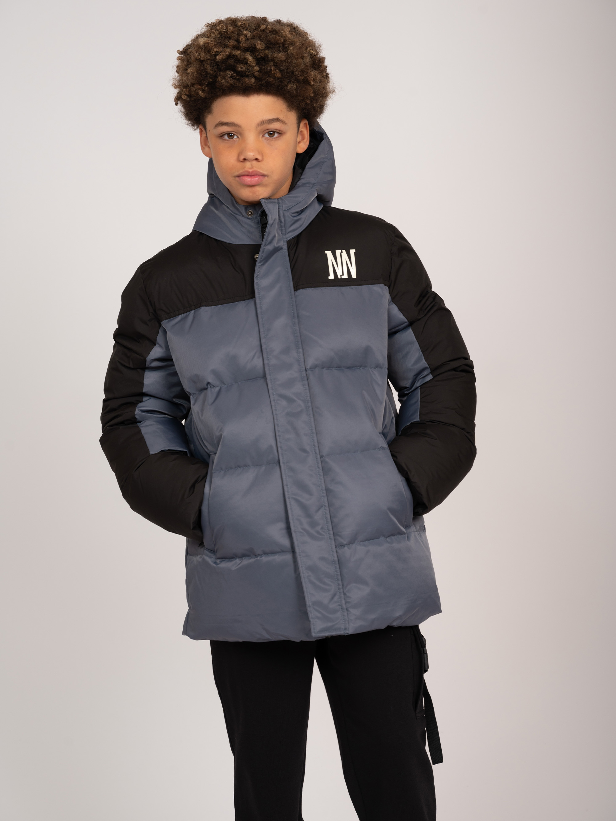 Puffer jack met capuchon en logo