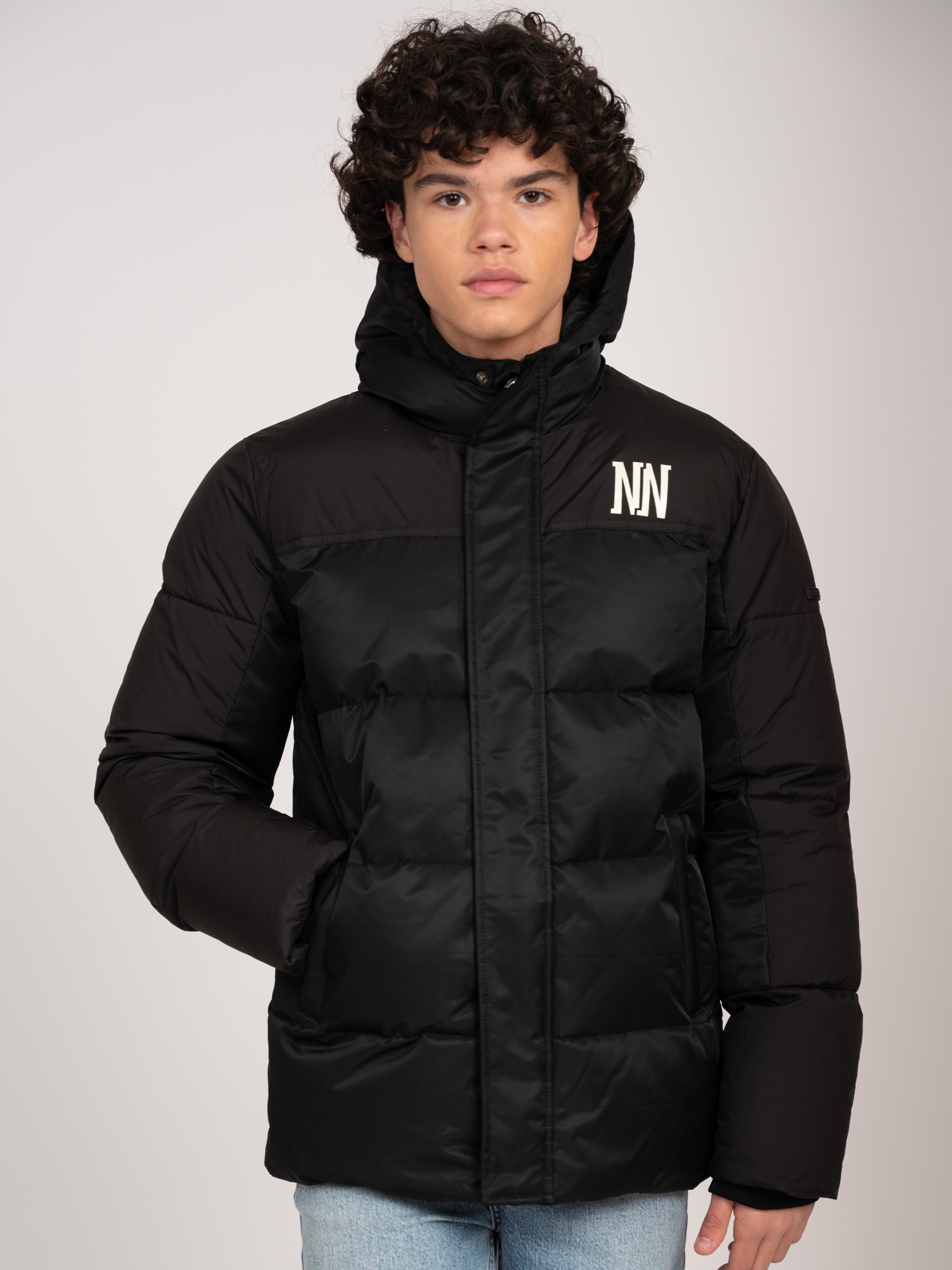 Puffer jack met capuchon en logo